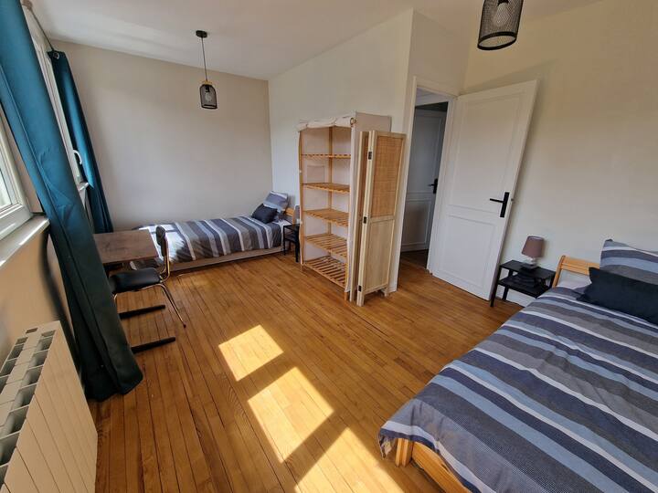 Chambre multi-configuration: pour 1, 2, 3 ou 4 personnes, 4 enfants ou un couple avec un enfant ou deux , modulable en fonction des besoins de couchage.