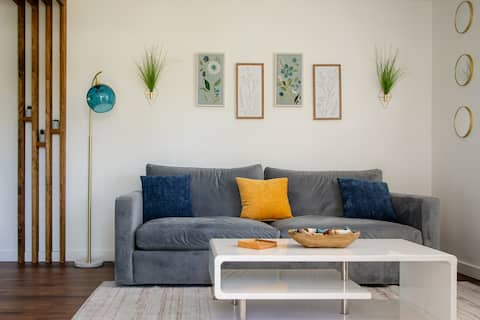 Top Airbnb: “Taormina House” 5th ave and beaches 2 Miles away! in Naples