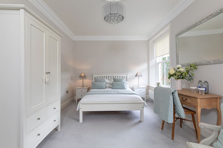 Chumba cha 3 cha kulala 
Kitanda cha watu wawili.
Chumba cha kuogea cha kifahari. 