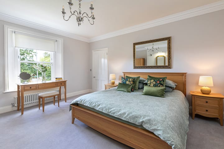 Chumba cha kulala cha 2
Kitanda cha ukubwa wa kifalme.
Fungua moto.
Mwonekano wa bustani.
Bafu la Lucy lenye bafu la juu. 
