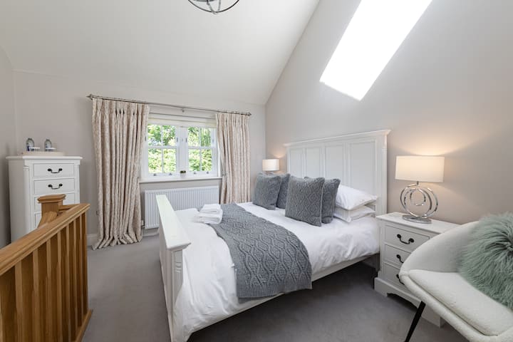 Chumba 4 cha kulala 
Ukubwa wa kifalme 
Kiambatisho chenyewe, chenye ngazi zake/sebule/jiko/ufikiaji wa bustani. 