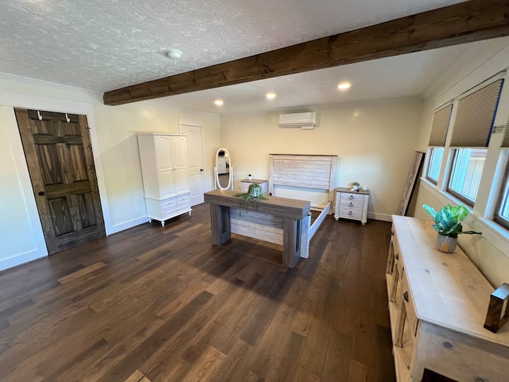1 Modern Studio Overlooking Downtown. - Helen, GA