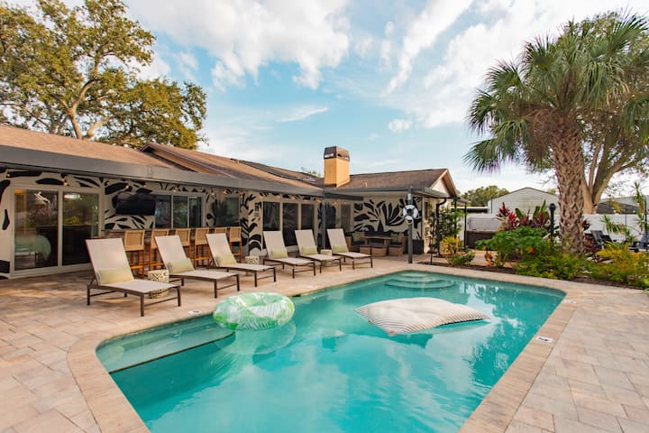 Pool+hot Tub | Luxury Retreat | Game +Trampoline - Largo, FL