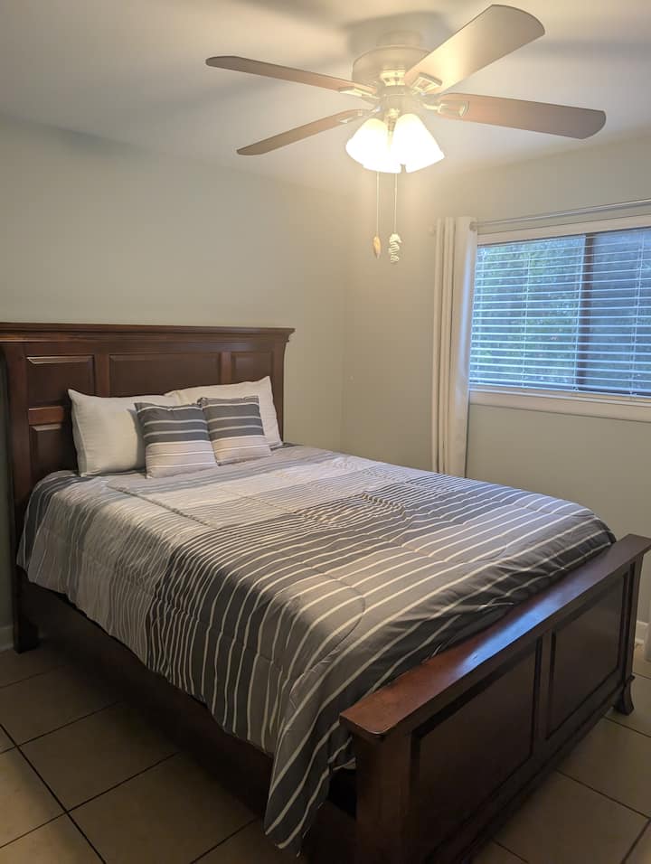 Manželská posteľ s inteligentnou televíziou 