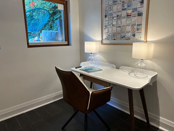 Beautiful dedicated work space.  Overlooking the back yard and pool area !  Lots of natural light and super fast high speed internet.  
Underfloor heating in the winter