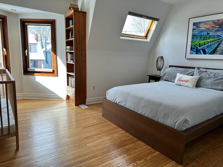 Front bedroom overlooking the tennis courts !