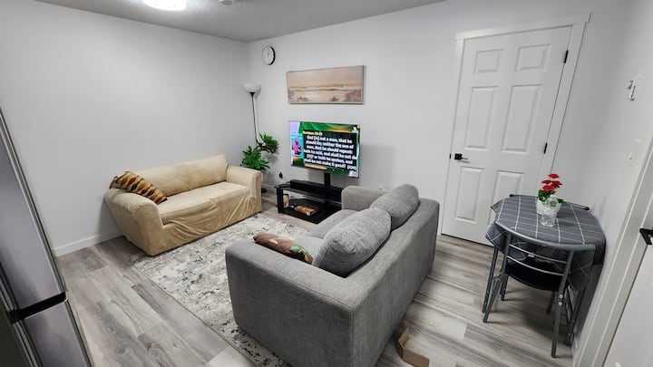 Cozy 2br Oasis In The Greens, Separate Entrance - White City