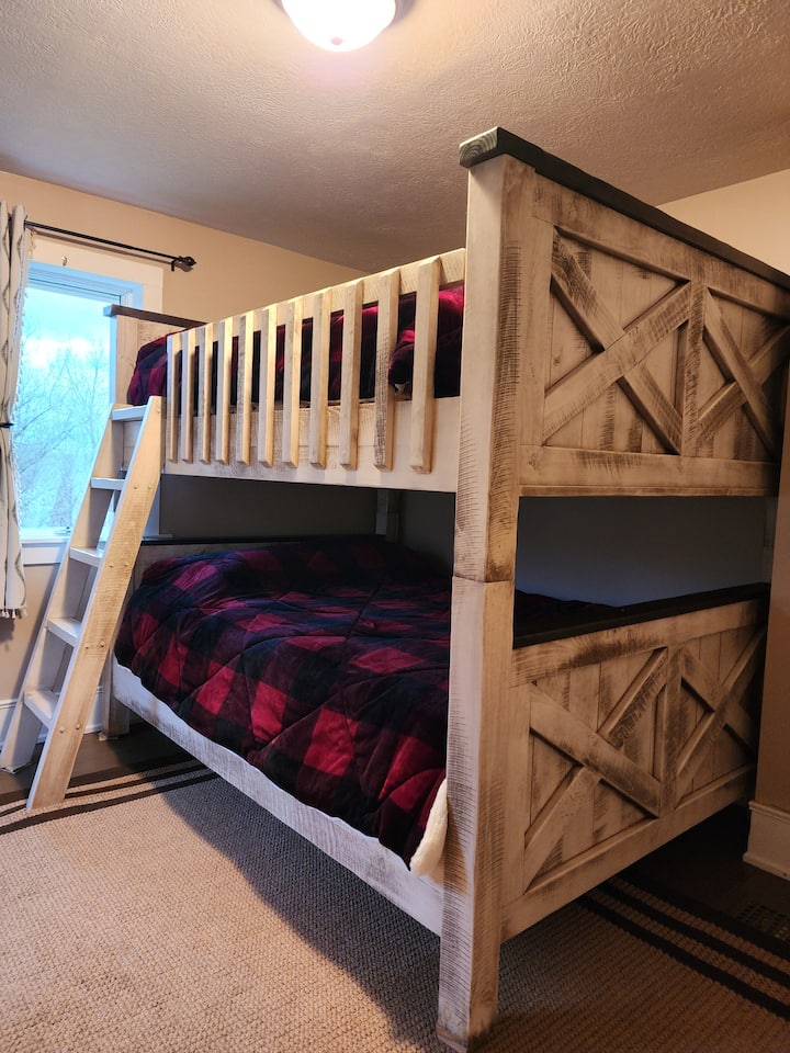 นี่เป็นเตียงสองชั้นขนาดควีนไซส์และนอนได้ 4 คน