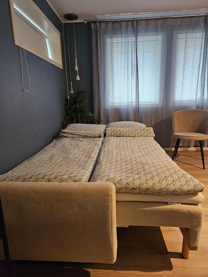 Rozkladacia pohovka z IKEA s vrchným matracom 140 × 200 cm. 