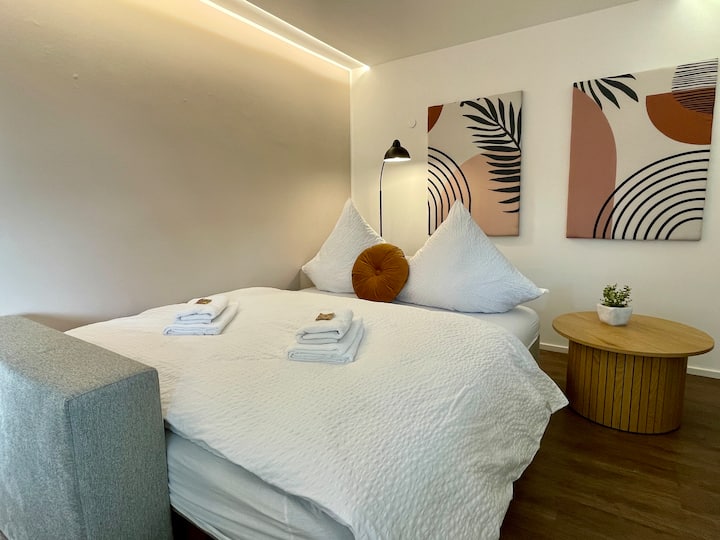 โซฟาเบดบ็อกซ์สปริงที่อบอุ่นสามารถปรับให้เป็นเตียงกว้าง 1.60 เมตรเต็มรูปแบบได้ในเวลาไม่นาน – สะดวกสบายพอๆกับเตียงจริง