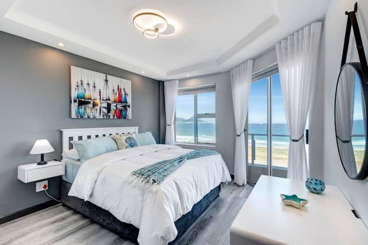 Მთავარი საძინებელი განსაცვიფრებელი ხედებით და საკუთარი პატარა აივნით ........