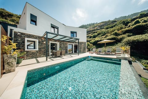 Villa w/ Private Heated Pool, Office, Gym- Madeira