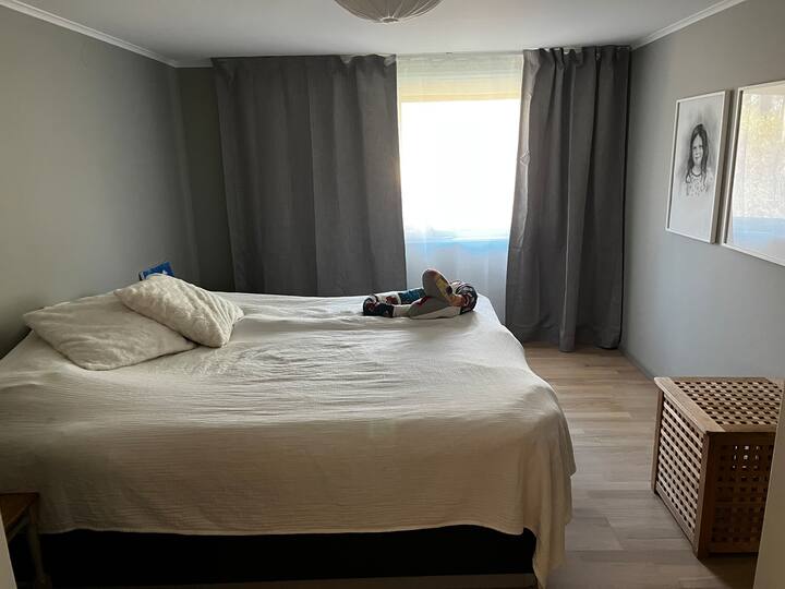 Spálňa s manželskou posteľou a šatníkmi. 

Spálňa nemá žiadne dvere, ale je otvorená do haly.