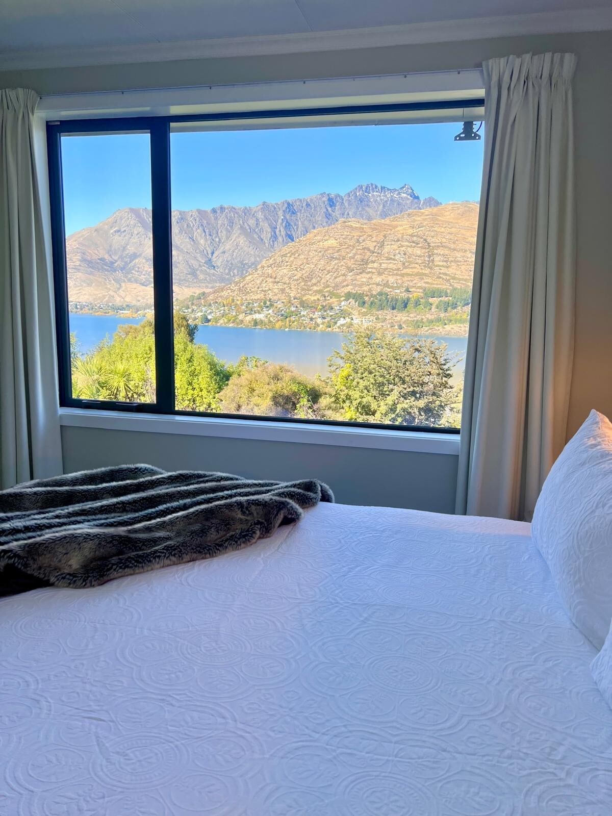 Cama tamaño king con mantas eléctricas, mantas y almohadas adicionales