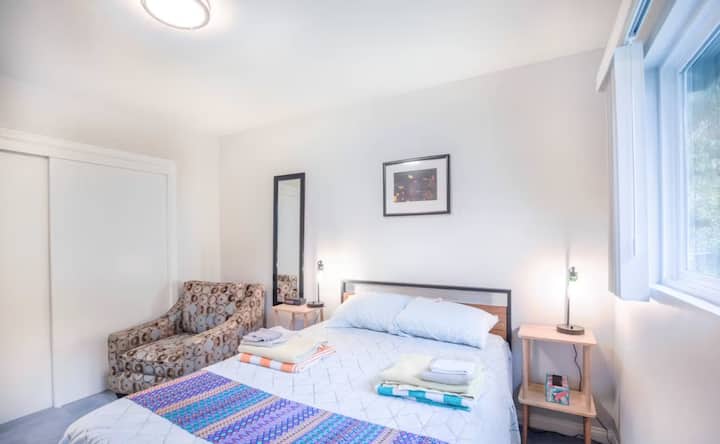 Spálňa 3 má plnohodnotnú posteľ (dvojlôžková; šírka 54 palcov a dĺžka 75 palcov). Táto izba má prístup na stoličku a šatník. Táto skriňa sa používa aj na uloženie niektorých vecí hostiteľa, ale je tu dostatok miesta na zdieľanie. 