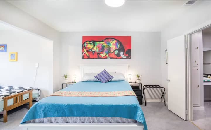 Spálňa 1 má pripojenú kúpeľňu s manželskou posteľou Queen a futónom. Futón je na požiadanie možné premeniť na malú manželskú posteľ. Spálňa 1 má písací stôl. Skriňa je zamknutá, ale v kúpeľni je priestor na zavesenie oblečenia.