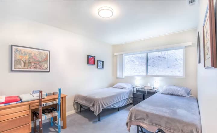 Spálňa 2 sa predvolene dodáva ako dve samostatné postele, ale na požiadanie ju možno premeniť na jednu manželskú posteľ. Spálňa 2 má pracovný stôl/stoličku. 