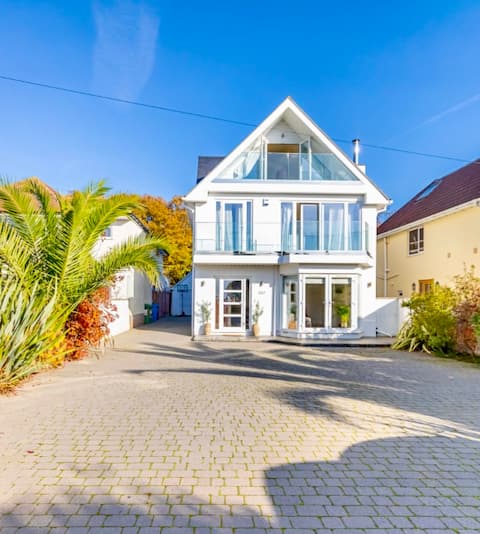 Beach house with hot tub near Sandbanks