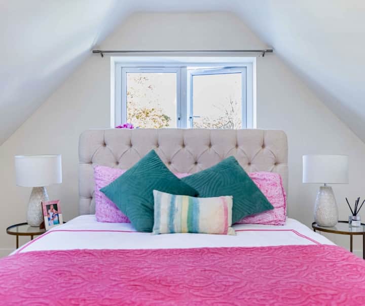 Glavna spavaća soba s bračnim krevetom i pogledom na ocean.