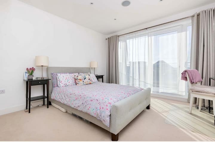 Bračni krevet s ormarom, radnim stolom i privatnim balkonom.