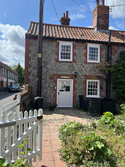 Successful Airbnb property: Iconic position Quay, coolcation, walks, birders in Blakeney