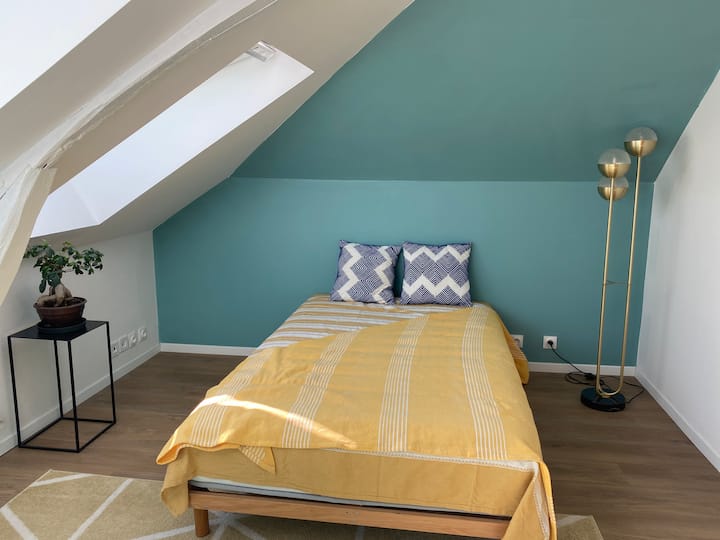 Habitación en altillo (sin puerta) que da al rellano del segundo piso, con vistas al jardín