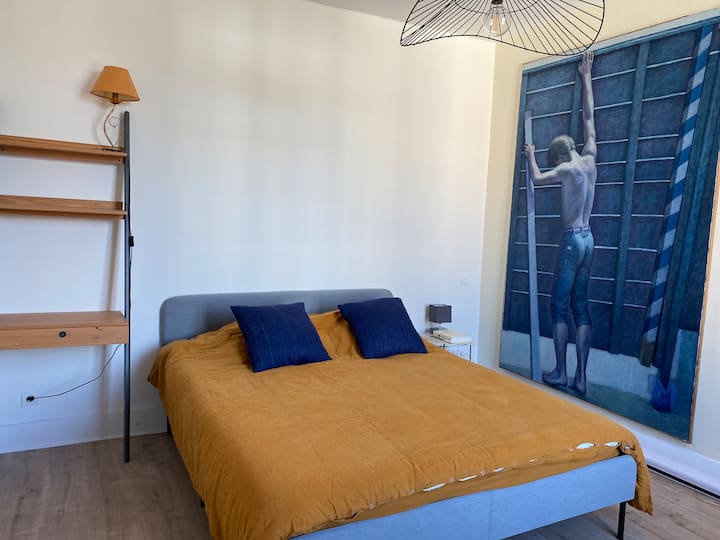 Habitación en el primer piso con vistas a la calle, cama tamaño queen