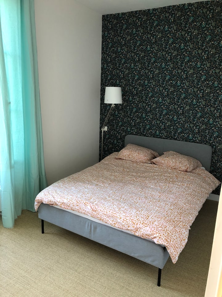 Habitación en el primer piso con vistas al jardín. Cama doble