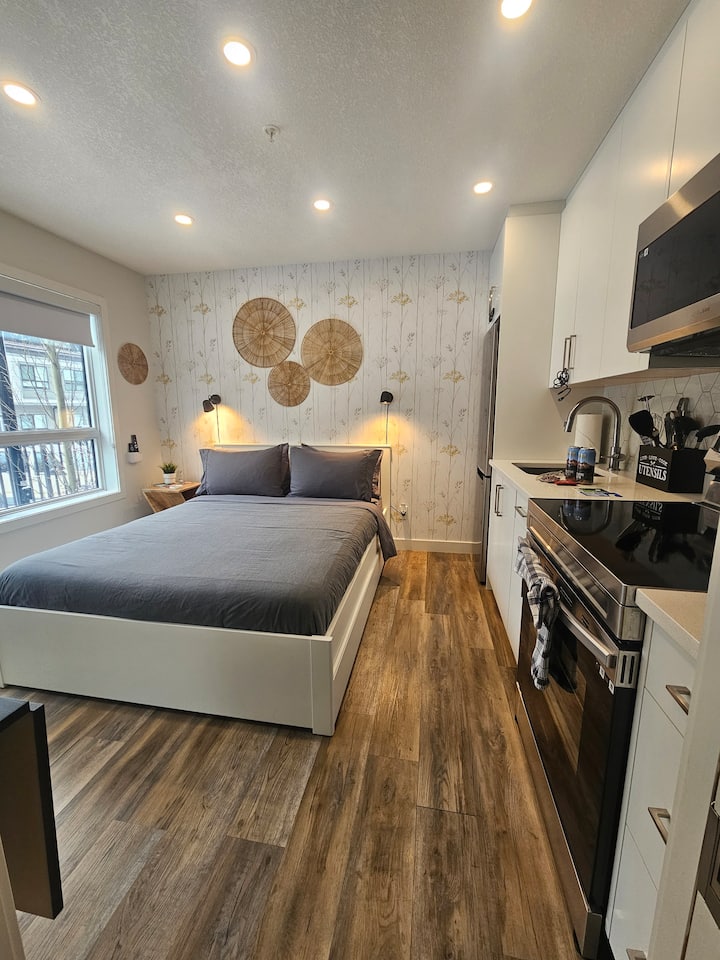 Cozy & Modern Studio Condo | Hot Tub & Pool - Canmore