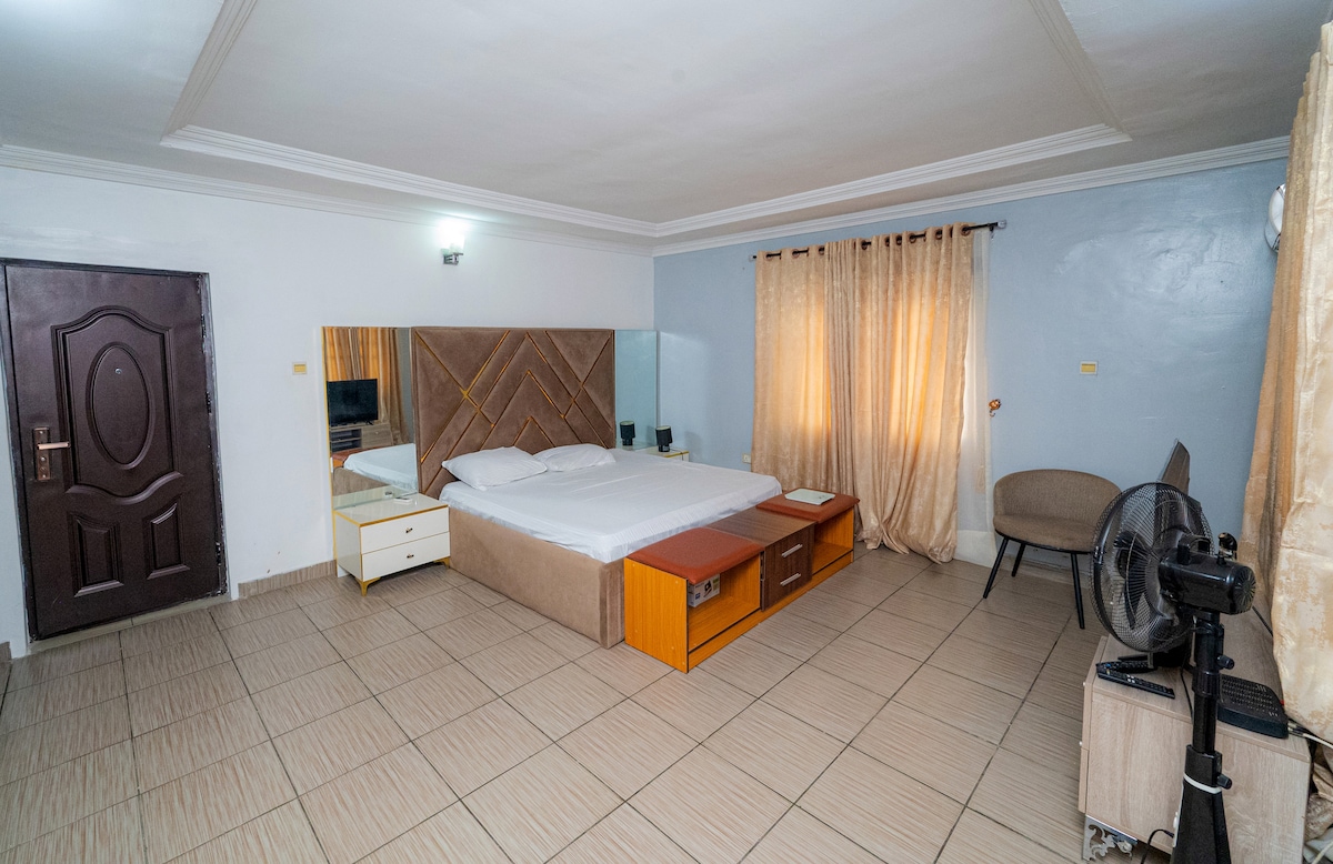 Голяма спалня с дрешник