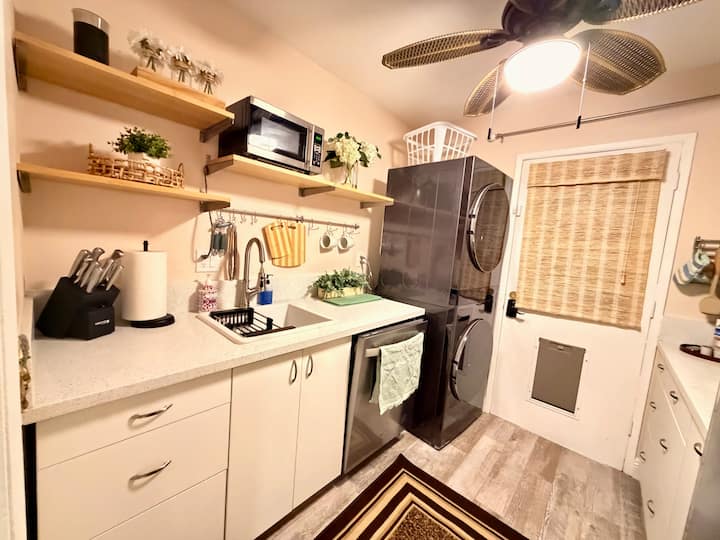 Elegant Studio Near Ucr W/ Private Patio & Laundry - Riverside, CA