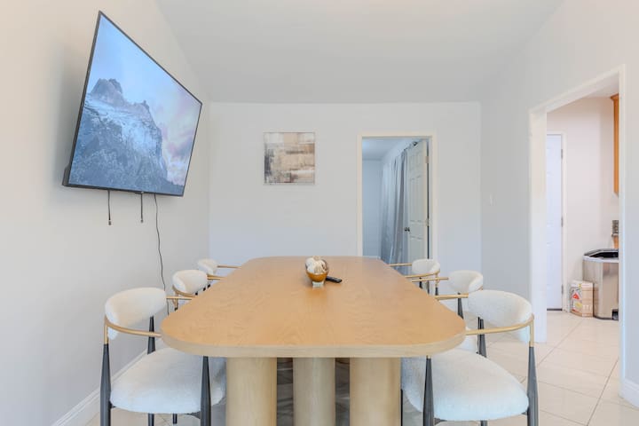 Stylish Escape: Luxury, Location, & Relaxation gallery image 3