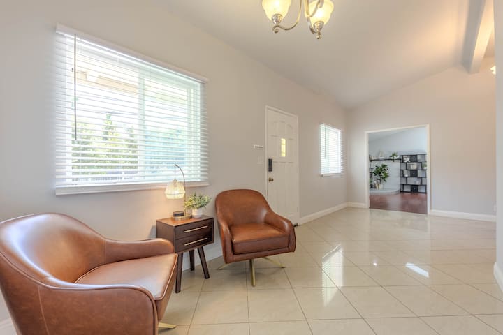 Stylish Escape: Luxury, Location, & Relaxation gallery image 4