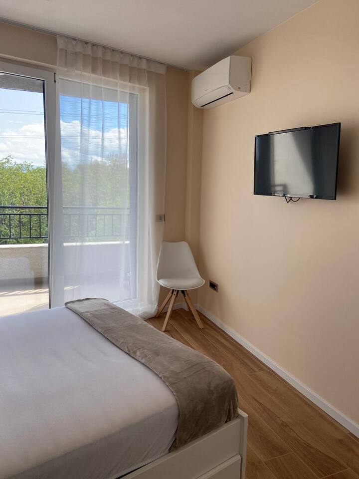 Მშვიდი საძინებელი აივანზე პირდაპირი წვდომითა და ბუნებრივი განათებით