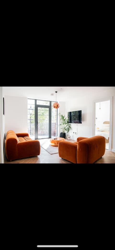 Popular Airbnb listing: Canalside 2 Bedroom Apartment with Balcony in Jewellery Quarter