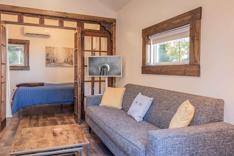 Top Airbnb: Fourth and Chill Flat (w/ EV Charger) in Knoxville