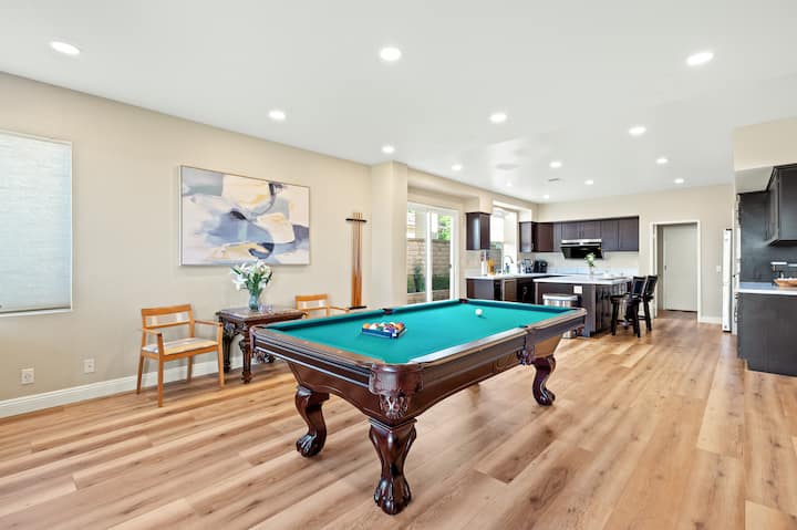 Night View/comfortable/large Living Room/billiards - Corona, CA