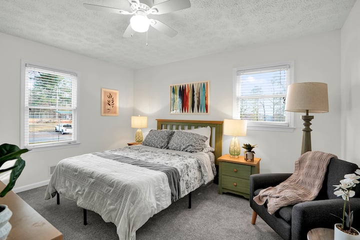 El dormitorio 2 es un acogedor refugio: cama tamaño queen, ventilador de techo, vestidor, televisor inteligente.