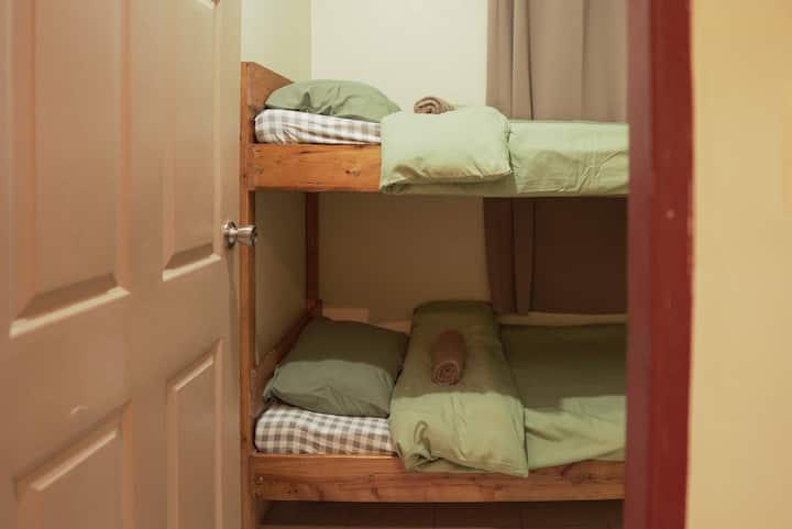 Кревет на спрат во приземје