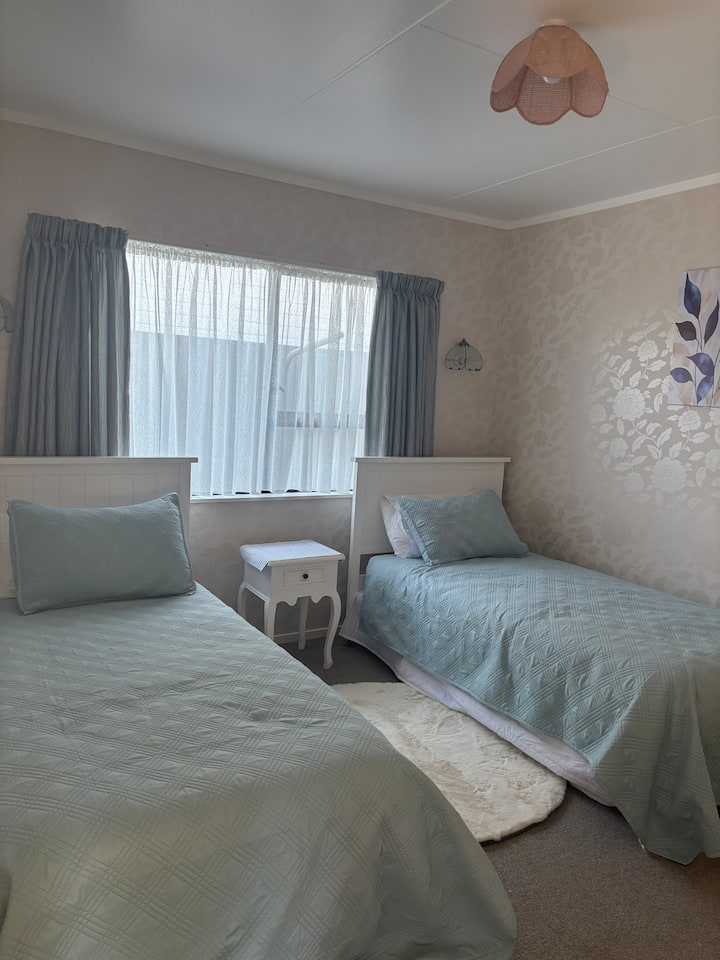 Spavaća soba 2, 2 kreveta za jednu osobu, komoda i ormar