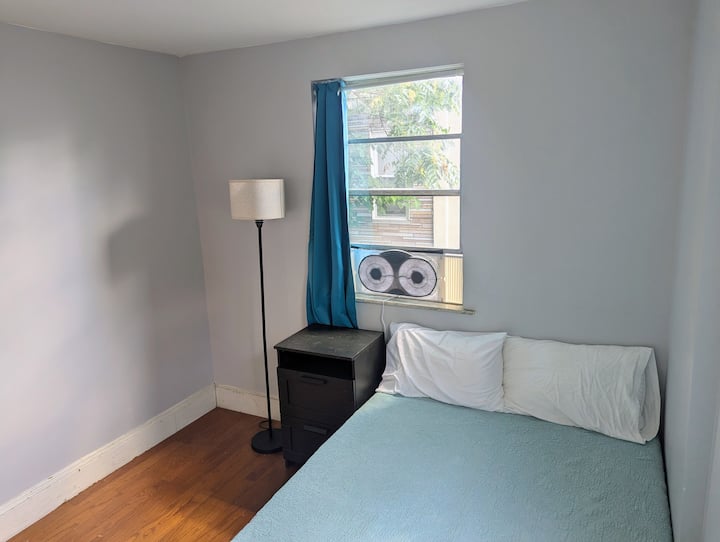 חלון גדול לאוויר צח ואור; מנורת רצפה מודרנית מסופקת