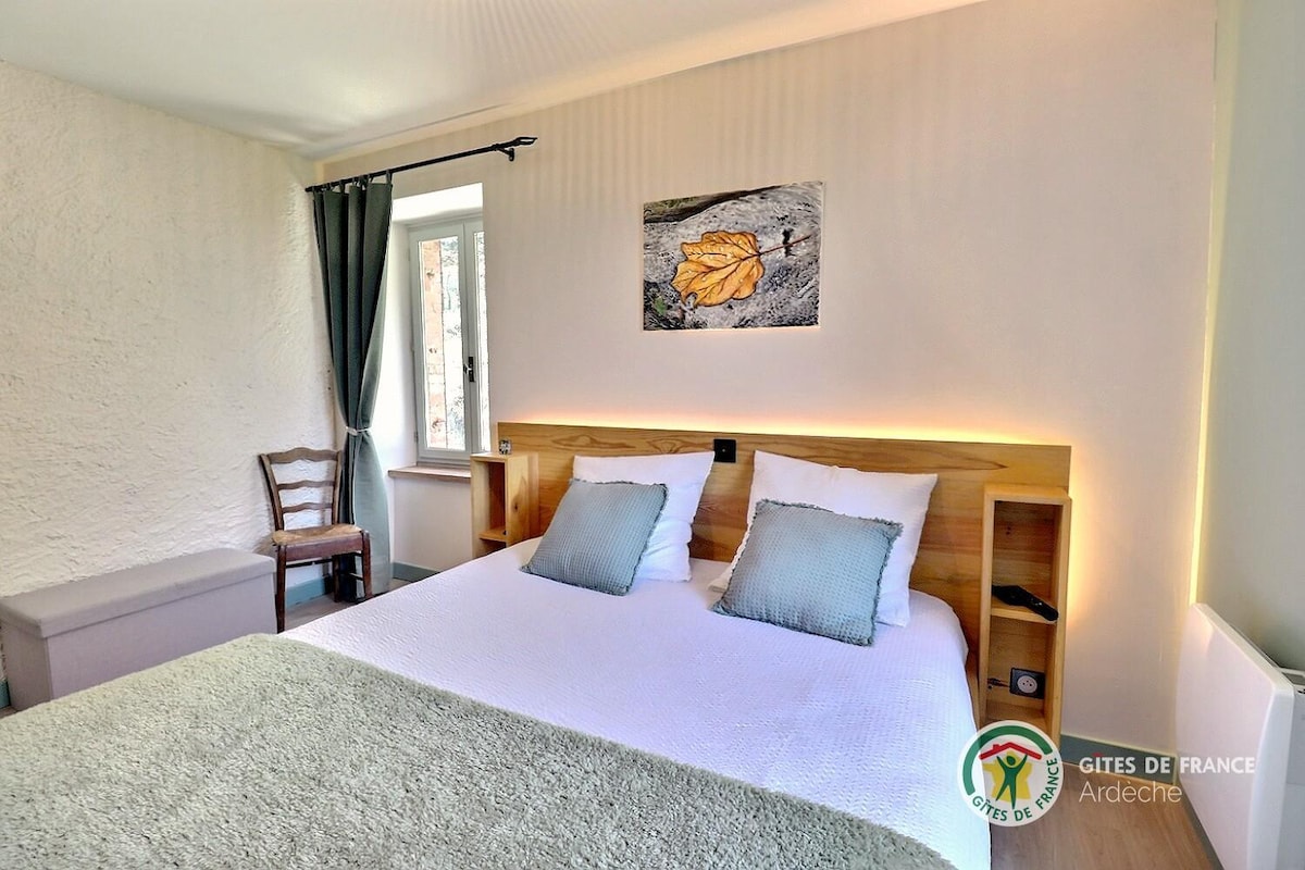 Zelena soba, sa svojim prozorom okrenutim prema sjeveru, savršeno je mjesto za mirne noći. Spavajte s otvorenim prozorom i prepustite se zvukovima prirode, kao da ste usred šume.