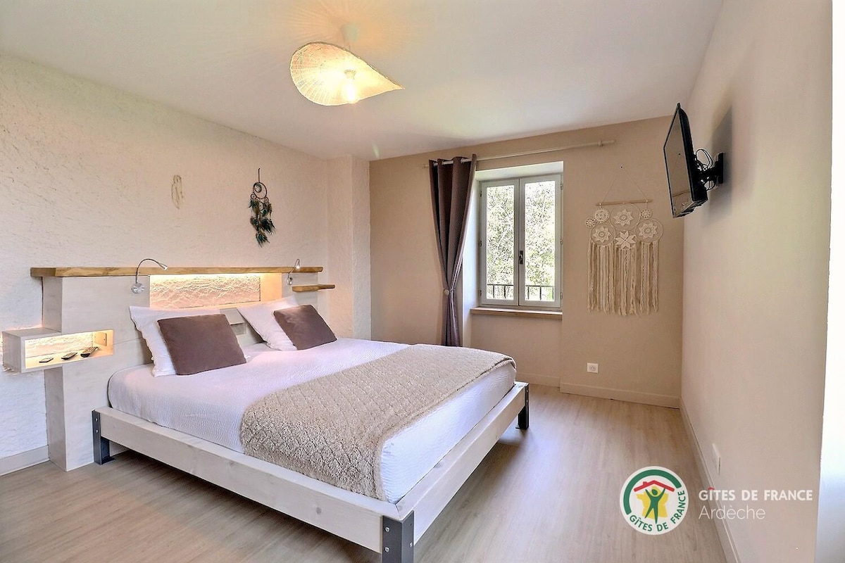 S istočne strane terasa se razvija, predodženo da postane prijateljski i funkcionalni prostor, koji može primiti do 15 ljudi