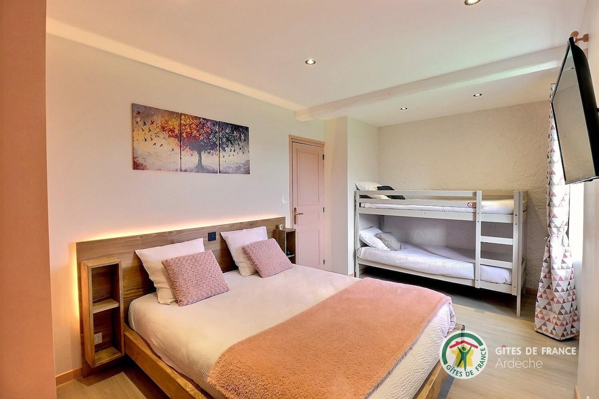 Otkrijte sobu Pink Room, ispunjenu prirodnim svjetlom zahvaljujući prozoru okrenutom prema jugu. S obiteljskim krevetom i krevetom na kat savršen je za ugodne noći za obitelji ili grupe prijatelja.