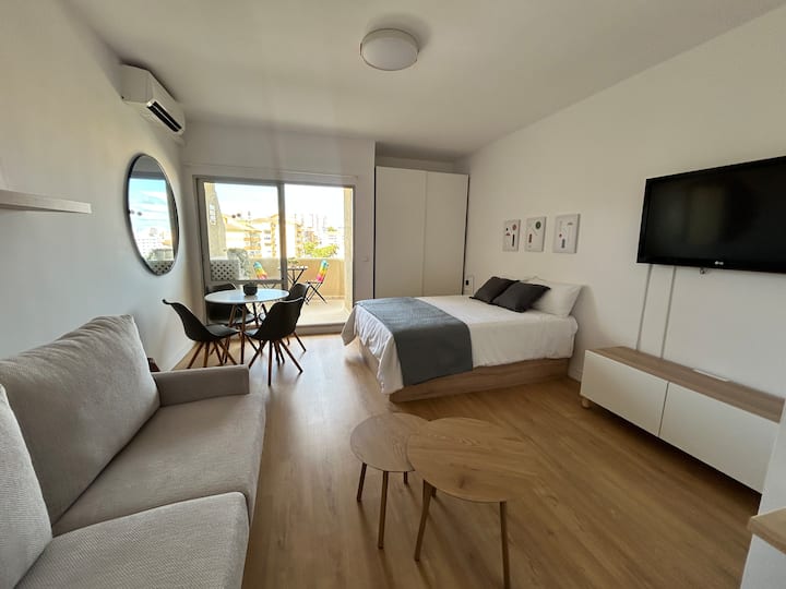 เพลิดเพลินกับสตูดิโอที่สว่างและทันสมัยพร้อมเตียงคู่ พื้นที่รับประทานอาหาร และพื้นที่ทำงาน มีเครื่องปรับอากาศ ทีวี และระเบียงที่เหมาะสำหรับการพักผ่อน ห่างจากชายหาด ร้านอาหาร และสิ่งอำนวยความสะดวกเพียงไม่กี่นาที เหมาะสำหรับการพักผ่อนหรือการทำงานทางไกล