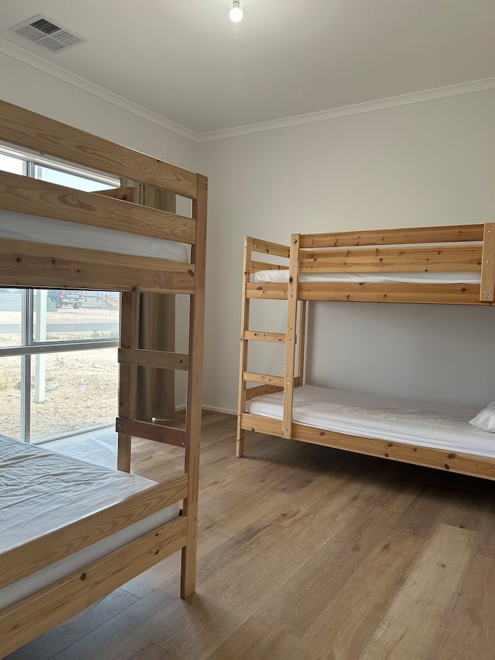 בחדר השינה 4 שבקומה התחתונה יש 2 מיטות קומותיים עם שידה 