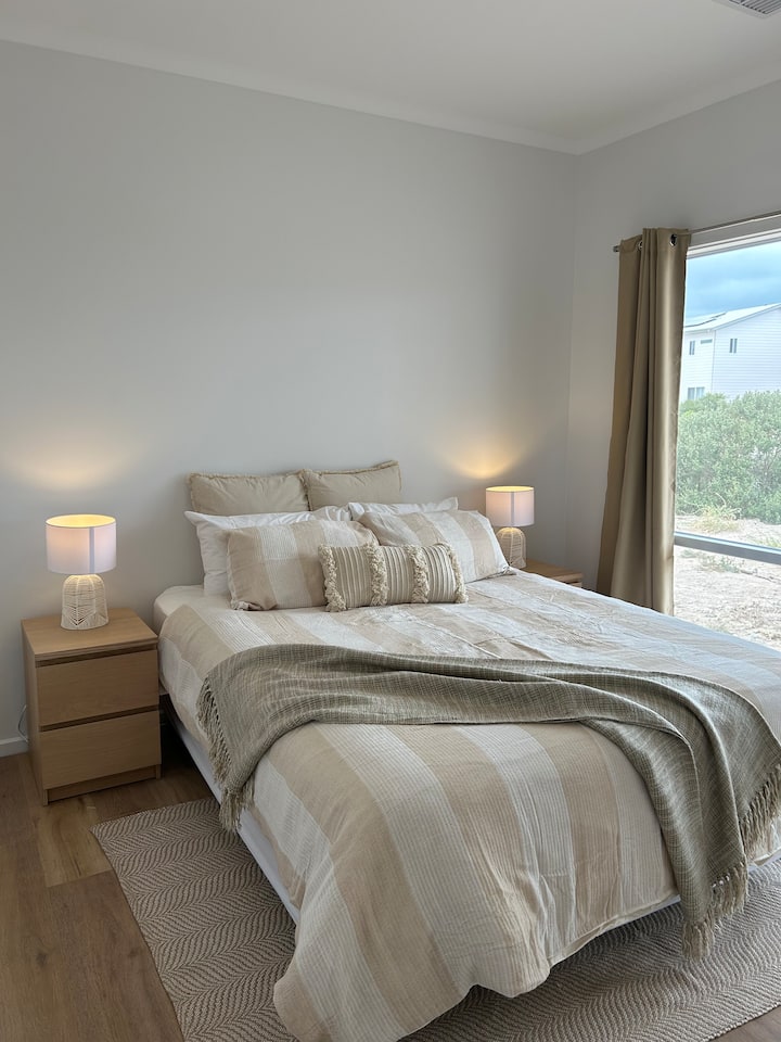 חדר שינה 2 למטה עם מיטת קווין סייז