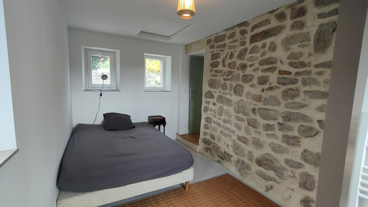 Slaapkamer 1 op de begane grond bestaande uit een tweepersoonsbed (140).