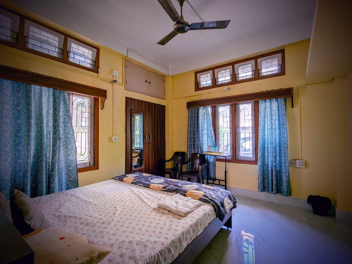 საძინებელში 3 სტუმრებს ელოდებათ მყუდრო და ფუნქციური გარემო: სამუშაო სივრცე, პირადი კარადა და საერთო სააბაზანო. ეს იდეალურია მათთვის, ვისაც კომფორტი და ხარისხიანი საცხოვრებელი სურს“.