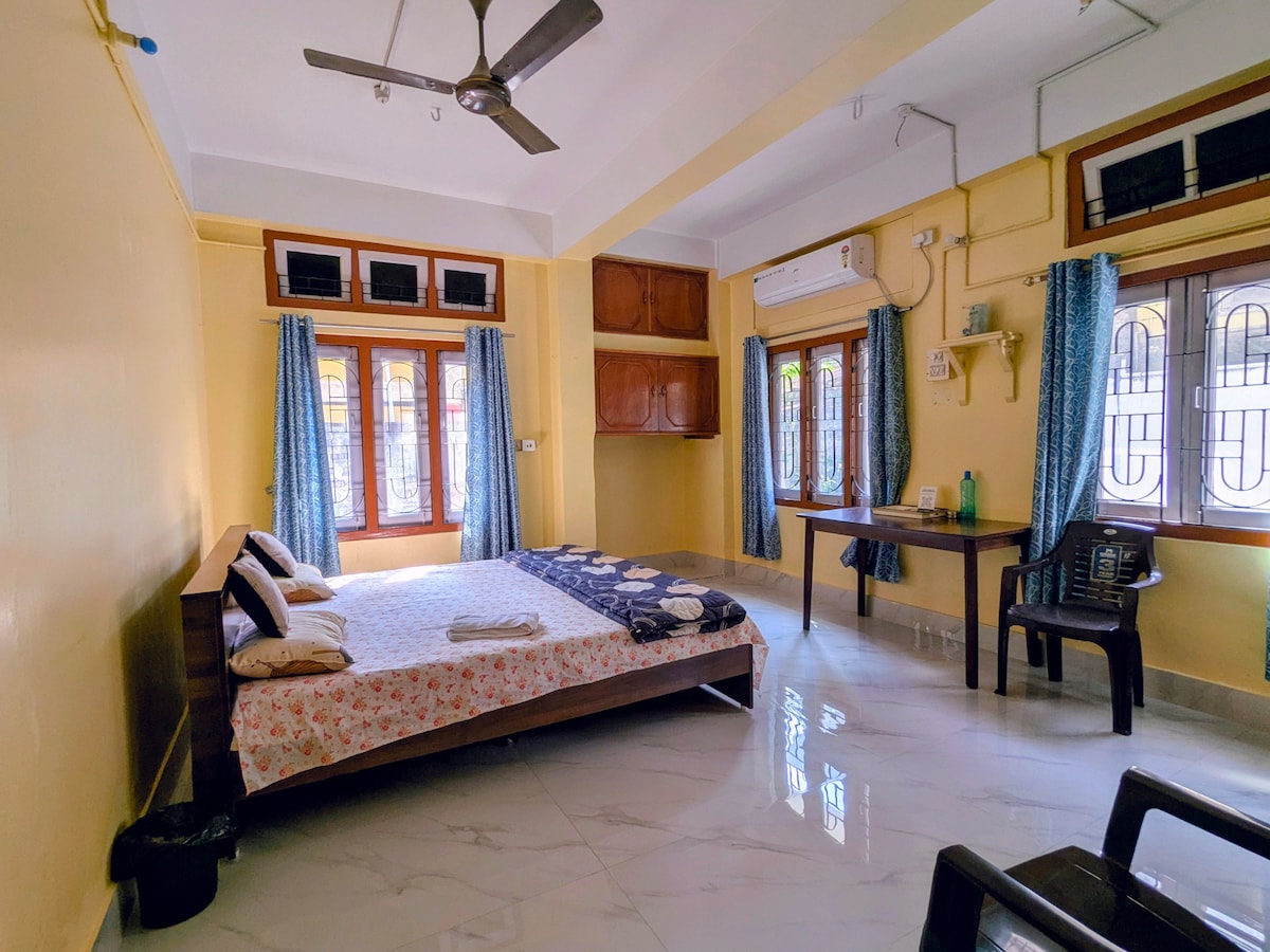 საძინებელში 2 არის კონდიციონერი, სამუშაო სივრცე და პირადი კარადა, ხოლო სტუმრებს შეუძლიათ ისარგებლონ საერთო სააბაზანოთი.